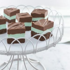 Easy No-Bake Creamy Chocolate Mint Bars (Sponsored) image