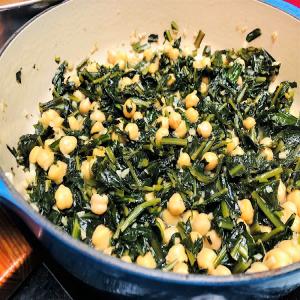 Chickpeas with Greens and Garlic_image