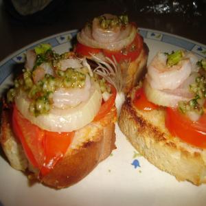 Shrimp-Onion Crostini With Almond-Parsley Pesto_image