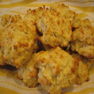Cheesy Garlic-Thyme Drop Biscuits_image