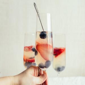 Berries in Champagne Jelly_image