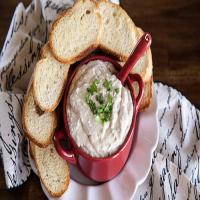 Warm French Onion Dip with French Bread Crostini_image