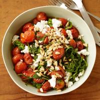 Sautéed arugula and tomatoes with cheese and pine nuts_image