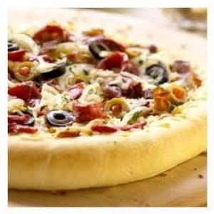 Smoked Gouda, Bacon and Olive Pizza_image