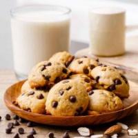 6-Ingredient Almond Flour Chocolate Chip Protein Cookies_image