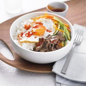 Sushi rice bowl with beef, egg & chilli sauce image