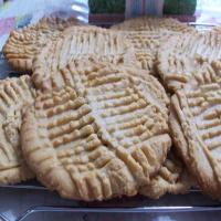 PEGGI'S GIAGANTIC, MELT IN YOUR MOUTH, CRISPY PEANUT BUTTER COOKIES_image