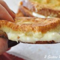 Mozzarella in Carrozza (Italian Fried Cheese Sandwich)_image