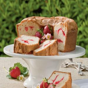 Strawberry Swirl Cream Cheese Pound Cake Recipe_image