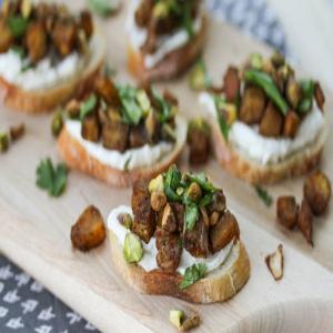 Roasted Squash Crostini with Whipped Goat Cheese_image