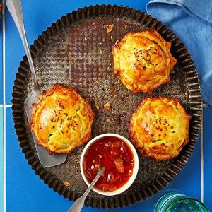 Spiced spinach & potato pasty pies image