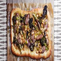 Sausage and Broccoli Pizza with Pepperoncini Sauce_image
