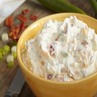 5-Minute Bacon, Cheddar & Sour Cream Dip_image