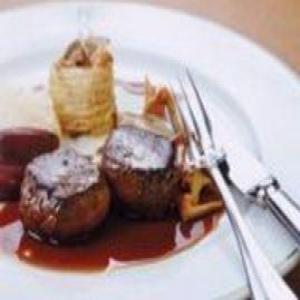 Filet Mignon, Mushrooms and Pinot Noir Sauce_image