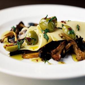 Open lasagne of mushrooms & olives_image