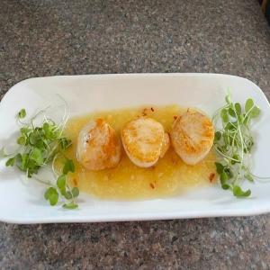 Seared Scallops with Pineapple Sweet Chili Sauce_image