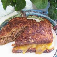 Big Thick Buttery Roast Beef 'n Cheddar Sammies / Sandwiches_image