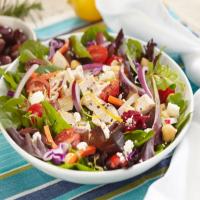 Greek Chicken, Garden Vegetable and Spring Mix Salad_image