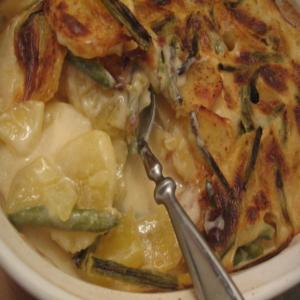 Scalloped Potatoes With Fresh Green Beans_image