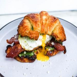 Bacon, Egg and Pesto Sandwiches_image
