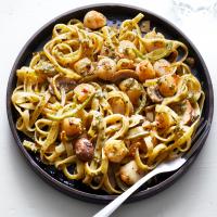 Pasta with Pesto and Scallops image