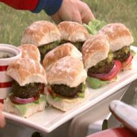 Black Pepper-Crusted Burgers with Mustard Sauce_image