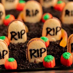 Halloween dirt cake - Easy Graveyard Dirt Cake Recipe_image