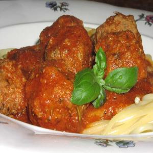 Italian Meatballs in Tomato-Pesto-Sauce_image