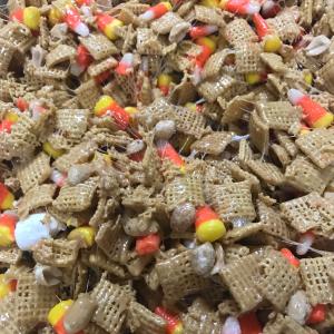 Peanutty Candy Corn Cereal Bars_image