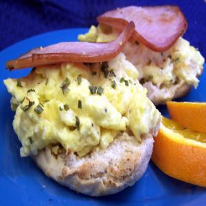English Muffin With Scrambled Egg and Ham_image