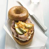 Sándwich de jamón y manzana en bagel_image