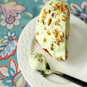Pistachio Pudding Buttercream Frosting | The Kitchen Magpie_image