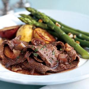 Spiced Brisket with Leeks and Dried Apricots_image