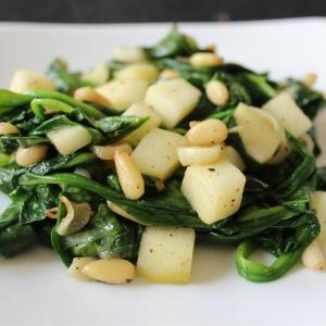 Spinach with Apples and Pine Nuts_image