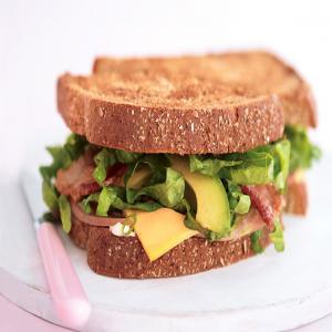 Sándwich de aguacate, tocino, jamón y queso image
