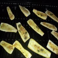Herb-grilled zucchini and yellow squash_image
