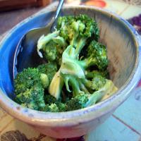 Salad Dressing Steamed Broccoli_image