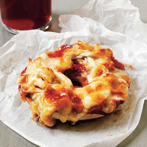 Cheesy Chicken Bagel Pizzas Recipe - (4.6/5)_image