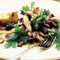Warm chicken salad with garlic mushrooms image