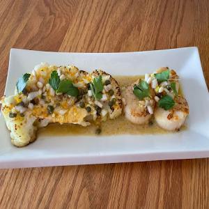 Seared Scallops with Roasted Cauliflower Steaks_image