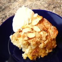 Cracker Barrel Peach Cobbler With Almond Crumble Topping_image