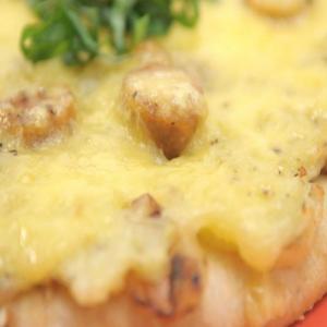 Garlic Mashed Potato Pizza with Arugula and Fennel Salad image