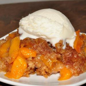 Crispy Crust Peach Cobbler with Vanilla Ice Cream_image