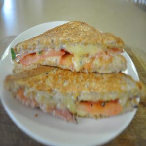 Grilled Cheddar, Tomato and Bacon Sandwiches_image