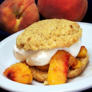 Peaches and Cream Shortcakes With Cornmeal-Orange Biscuits_image