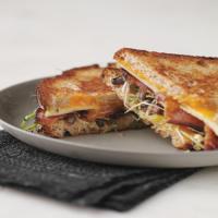 Grilled Cheese with Bacon, Apple, and Sprouts_image