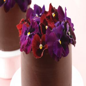 Chocolate Truffle Cakes with Fresh Pansies_image