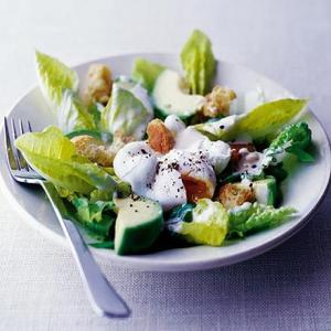 Poached egg salad with garlic croutons_image