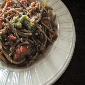 Spaghetti With Sun-Dried Tomatoes and Broccoli_image