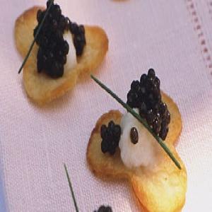 Cauliflower Purée and Caviar on Cloverleaf Potato Chips_image